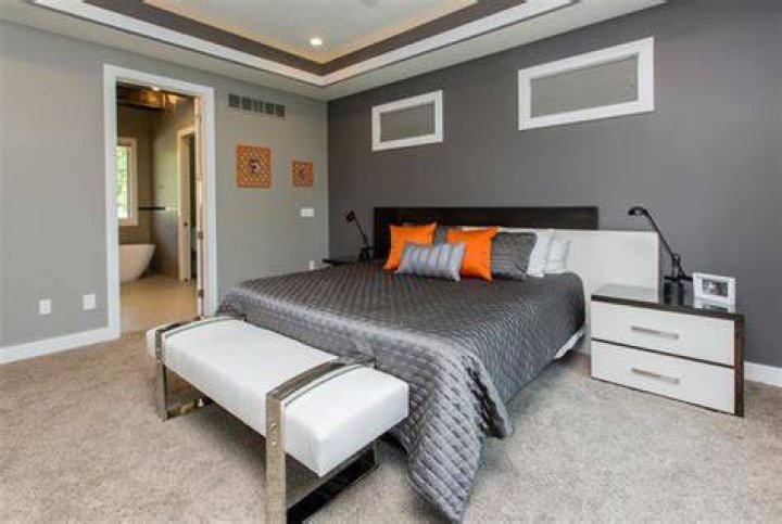 What Colour carpet goes with GREY walls in bedroom?